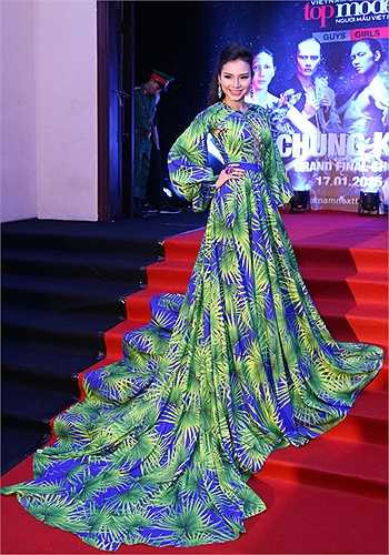 Phương Trinh Jolie diện váy dài thướt tha đi sự kiện.