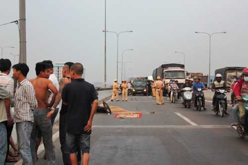 Người đàn ông chết thảm trên cầu vượt An Sương