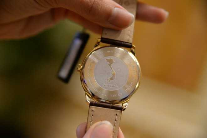 Thụy Sĩ sản xuất đồng hồ phiên bản Hoàng Sa, Trường Sa