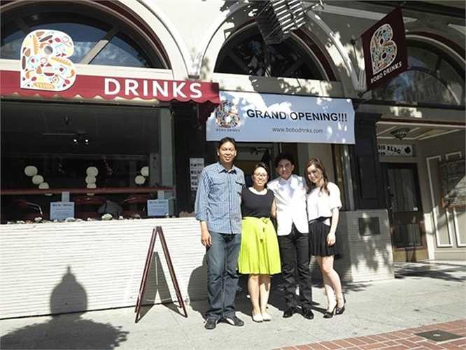 Trong danh sách những cửa hàng ngoại của sao Việt thì cửa hàng của nam ca sỹ Đan Trường có vẻ khấm khá hơn cả. Sau khi lập gia đình cùng Thủy Tiên, Đan Trường cùng vợ tiếp tục mở rộng hoạt động kinh doanh trên đất Mỹ. Nhà hàng Bobo Drinks với những hương vị, đồ uống mang đậm hương vị Việt đã nhanh chóng phát triển và được vợ chồng ca sỹ Đan Trường mở thêm cơ sở mới.