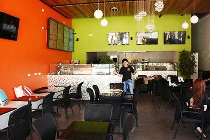 Nam ca sĩ và vợ rất mong thương hiệu của Bobo Drinks sẽ nhanh chóng được phổ biến tại nhiều tiểu bang khác của Mỹ. Trong hình là không gian đầy màu sắc của nhà hàng Bobo Drinks.