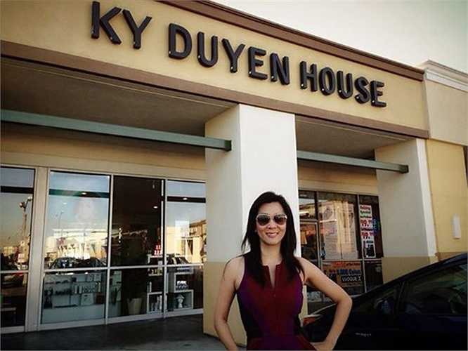 Một trong những MC dành được sự yêu quý của khán giả, có thể kể đến MC Nguyễn Cao Kỳ Duyên. Phía sau sân khấu, Kỳ Duyên là một nữ doanh nhân thành đạt, với thương hiệu 'Ky Duyen House'.