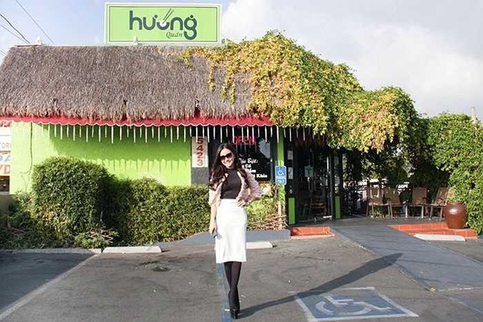 Trong số những sao Việt lấn sân kinh doanh ở nước ngoài, Việt Hương là một trong những cái tên được nhiều người biết đến không chỉ vì tài năng trên sân khấu hài kịch, ca hát, mà còn là thành công trong việc kinh doanh nhà hàng. Không ít nghệ sỹ Việt khi sang Mỹ, đều đến nhà hàng của Việt Hương để thưởng thức các món ăn tại đây.