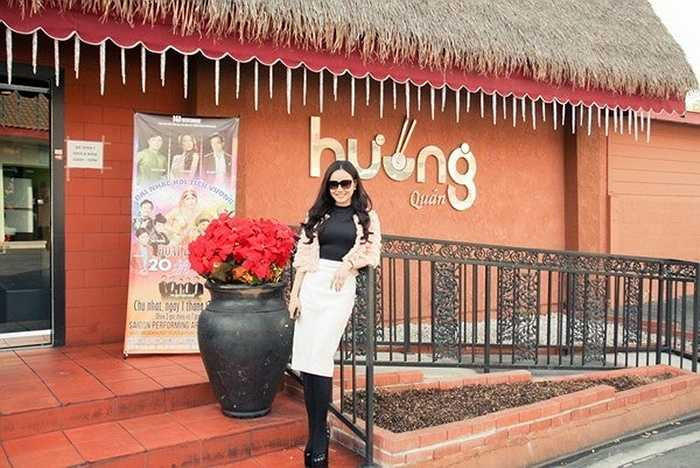 Nhà hàng được đặt theo tên của Việt Hương, cách bài trí giản dị, mái rạ, cây xanh, khiến khách hàng như được sống trong một không gian thuần Việt, với các món ăn mang đậm phong vị quê trên đất Mỹ. 