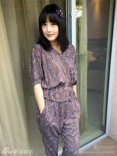 Mặc 'cây' trang phục đồng tông, lại thêm kiểu để mái thế này, trông 'Dương Thục Phi' 49 tuổi trẻ trung không khác gì thiếu nữ 18. 