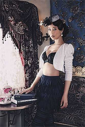 Dù không còn trẻ nhưng Châu Hải My vẫn sẵn sàng làm mẫu ảnh quảng cáo nội y. 