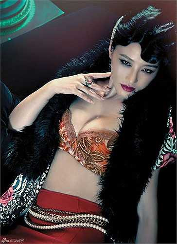 Vẻ quyến rũ 'chết người' của mỹ nữ đã xấp xỉ ngũ tuần. (Theo Dân Việt)