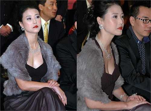 Mọi thông tin liên quan đến nàng 'Chu Chỉ Nhược' xinh đẹp một thời của đài TVB đều được giới thạo tin 'săn lùng'. Không chỉ đẹp hút hồn trên màn ảnh, nhờ vóc dáng gọn gàng dù đã ngoại tứ tuần, Châu Hải My vẫn có gu thời trang vô cùng trẻ trung, gợi cảm.