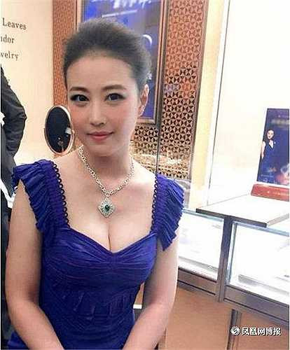 Khi xuất hiện trên thảm đỏ sự kiện, trang phục mà cô lựa chọn thường là những chiếc đầm quyến rũ, ôm sát đường cong cơ thể với điểm nhấn là thiết kế trễ vai hay cổ xẻ sâu gợi cảm. Những thiết kế này giúp mỹ nữ TVB khoe được làn da không có chút dấu vết thời gian cũng như vòng 1 tuyệt đẹp từng được ca ngợi khi lên khung hình của Võ Tắc Thiên truyền kỳ.