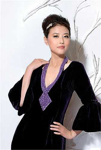 Dù không còn trẻ nhưng do nhan sắc vượt ngưỡng thời gian, 'Dương Thục Phi' 49 tuổi vẫn sẵn sàng mặc những chiếc váy ngắn xòe nhí nhảnh hay 'cây' trang phục đồng tông rất hợp mốt. Cô cũng không ngại ngần thử nghiệm với các chất liệu bóng gợi cảm hay ren, voan xuyên thấu.