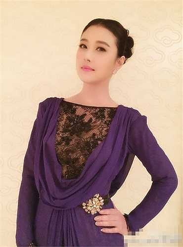 Hiểu rõ lợi thế ngoại hình của mình nên người đẹp xấp xỉ ngũ tuần này vẫn sẵn sàng làm mẫu cho các hãng nội y. Vẻ đẹp 'chết người', không thể đoán tuổi của cô chẳng hề kém cạnh so với các chân dài 'đàn em' trong lĩnh vực làm mẫu. Vì vậy, dù không còn trẻ trung nhưng những bức ảnh nội y nóng bỏng của Châu Hải My không hề 'lố' mà còn có sức hút không thể phủ nhận.