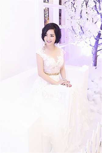 Bên cạnh đó cô cũng có những chuyến đi lặng lẽ âm thầm cùng 1 số người bạn thân đi từ thiện tại những vùng xa để trao quà trực tiếp cho đồng bào nghèo