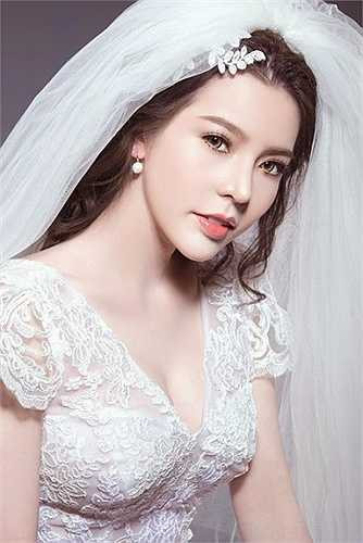 Vào giữa năm 2014, Vân Tokyo là cái tên khá nổi trên mạng xã hội Việt khi công khai thừa nhận phẫu thuật thẩm mỹ (PTTM).