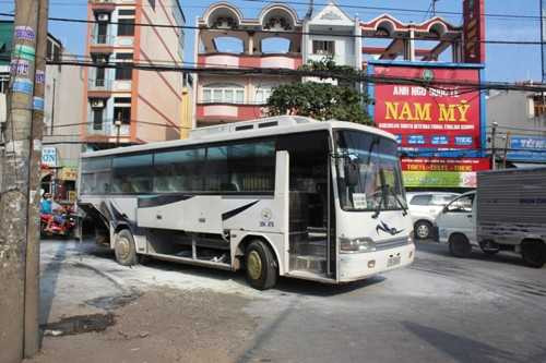 Xe đưa rước học sinh bốc cháy giữa TP.HCM