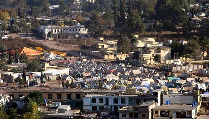 Kashmir, Pakistan, 2005. Tầm ảnh hưởng của thảm họa này trải rộng trên 2 quốc gia, Pakistan và Ấn Độ, gây ra 80.000 cái chết và khiến 4 triệu người rơi vào cảnh 'màn trời chiếu đất'. Độ lớn của nó là 7,6 độ rich-te