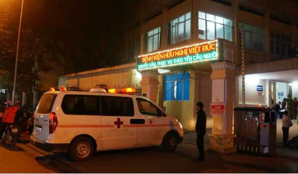 Bệnh nhân đau đớn trên xe cứu thương, người đi xe quyết không nhường đường