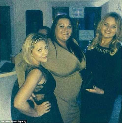 Bộ ngực quá khổ khiến cô phải chịu đựng chứng viêm khớp, đau cột sống do lưng phải chịu áp lực quá nặng.