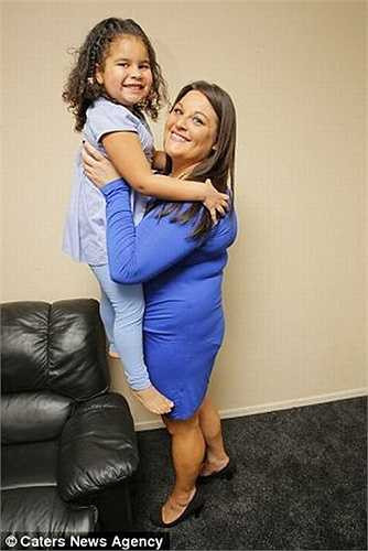 ‘Tôi đã có cuộc sống trở lại. Tôi có thể đón con gái đúng giờ và chạy vòng quanh mà không phải lo lắng về bộ ngực của mình’, Kim chia sẻ.