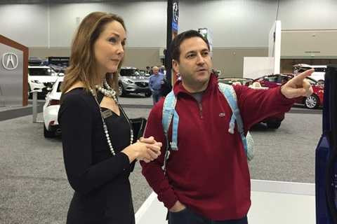 'Chân dài' hiểu biết về xe có thể kiếm 1.000 USD mỗi ngày