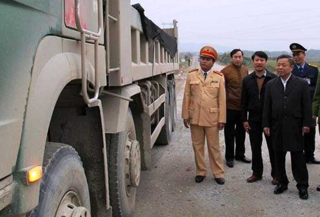 Chủ tịch tỉnh xuống đường, xe quá tải 'mất hút'