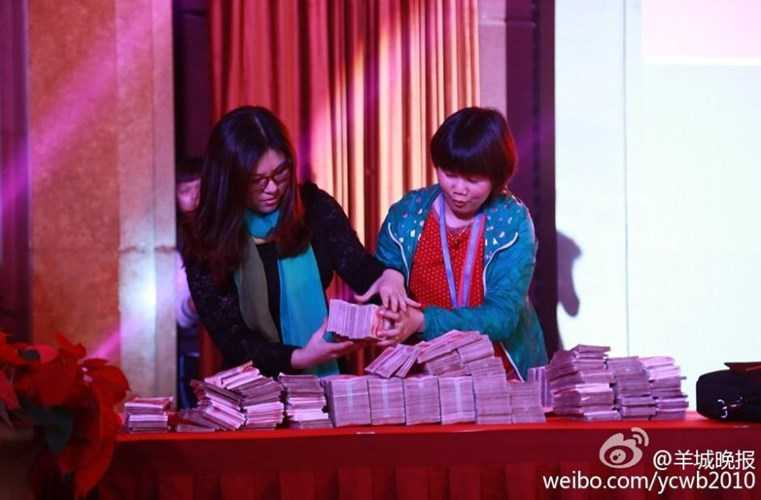 Tờ báo Yangcheng Evening của Trung Quốc đưa tin về mức thưởng Tết vô cùng hấp dẫn của một công ty truyền thông mạng tại khu vực Đông Hoản của Trung Quốc.