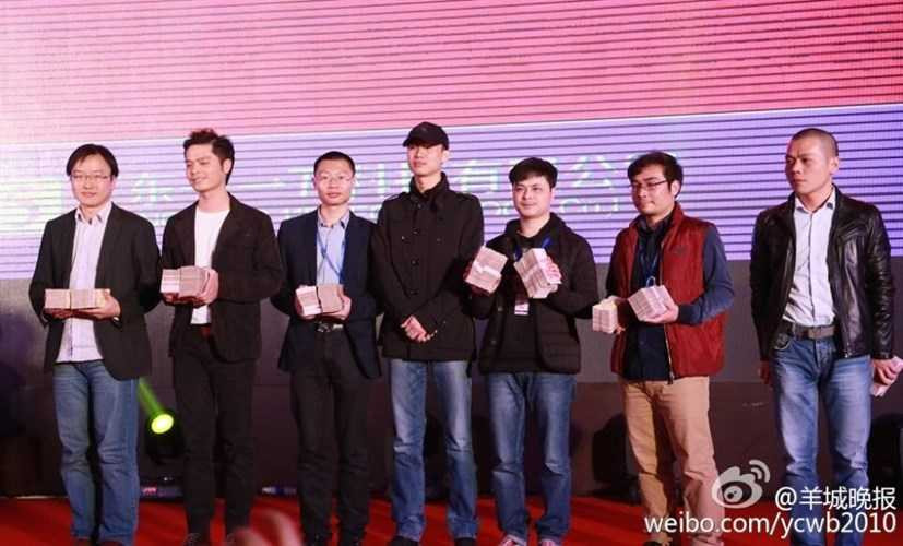 Nguồn tin cho biết, tại buổi tiệc Party cuối năm, công ty truyền thông mạng tại Đông Hoản đã thưởng cho nhân viên số tiền mặt khổng lồ nhằm khích lệ tinh thần làm việc của những nhân viên này.