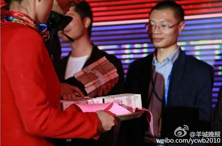 Rất nhiều nhân viên khi nhìn thấy số tiền này đều phải thốt lên rằng: “Thật là tuyệt vời”. Tổng số tiền mặt tại buổi tiệc lên tới 10 tỷ đồng, trong đó có 6 nhân viên xuất sắc được thưởng Tết 1 tỷ đồng. Mức thưởng cho nhân viên chưa đầy 1 năm công tác tại công ty cũng lên tới gần 35 triệu đồng.