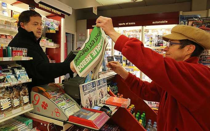 Dân Pháp đổ xô đi mua số mới của tạp chí Charlie Hebdo