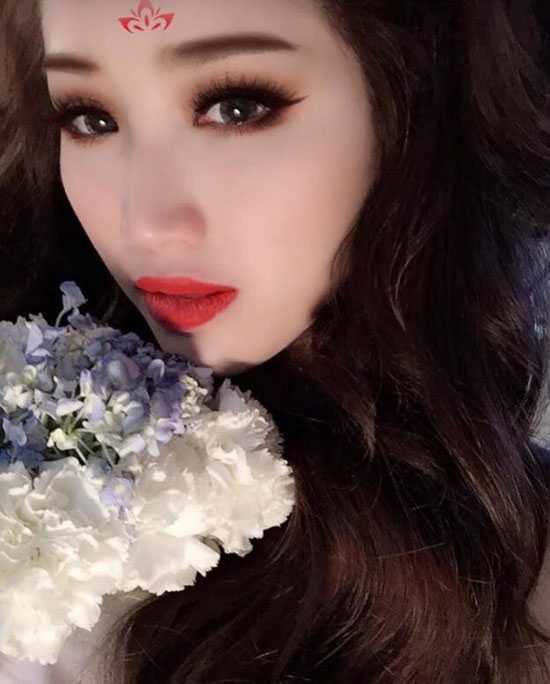 Bảo Thy cũng chạy theo phong trào khi nửa đêm còn lọ mọ để có một bức hình đúng chất Võ Mị Nương.