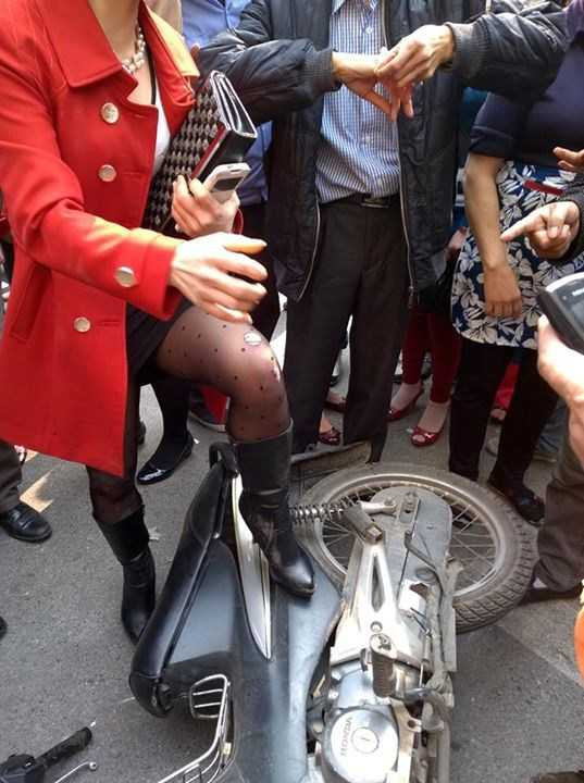 Giật túi xách của 'chân dài', nam thanh niên bị đánh tơi tả