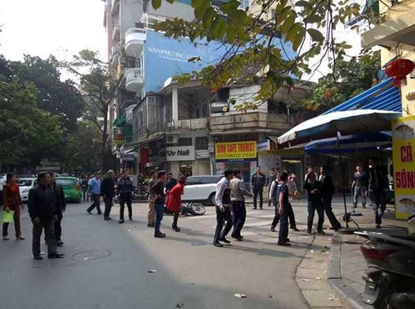 Giật túi xách của 'chân dài', nam thanh niên bị đánh tơi tả