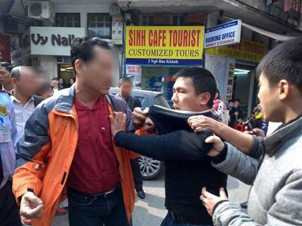 Giật túi xách của 'chân dài', nam thanh niên bị đánh tơi tả