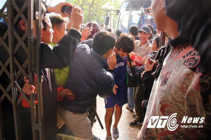 Tuấn Anh giữa vòng vây người hâm mộ