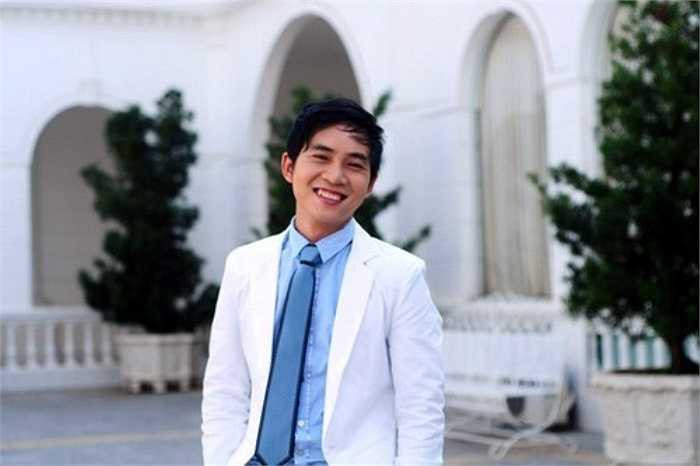  Thầy Nguyễn Hoàng Khắc Hiếu được cộng đồng mạng biết đến vào năm 2012 nhờ vẻ điển trai, nụ cười duyên cùng cách giảng bài hóm hỉnh, dễ hiểu.