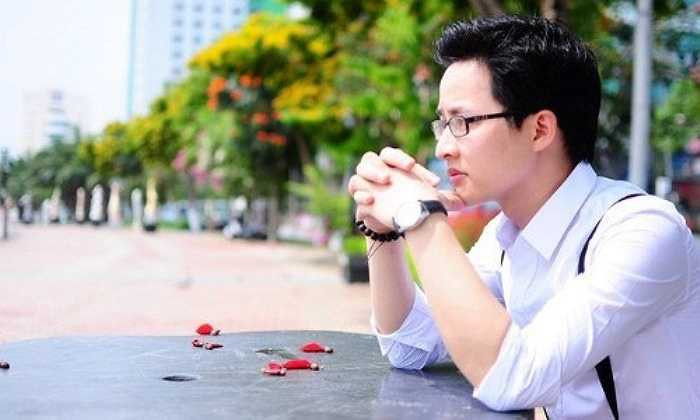 Thầy nổi tiếng với dáng vẻ thư sinh cùng khuôn mặt điển trai. Học trò còn yêu mến thầy bởi phương pháp giảng dạy thú vị, gần gũi với học trò. Facebook cá nhân của thầy thu hút hơn 10.000 lượt người theo dõi.