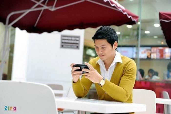 Kiều Văn Trung. Người thầy 9X này được biết đến với gương mặt điển trai, có ngoại hình như người mẫu. Hiện, thầy Trung công tác tại trường CĐ FPT Polytechnic.