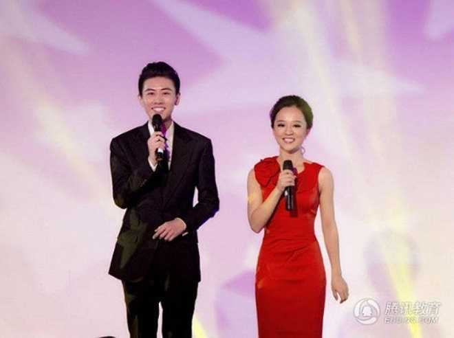  Mới đây, thầy giáo Hoàng Hải Bân đang được các sinh viên trường Đại học Bắc Kinh, Trung Quốc gọi với biệt danh' thầy giáo hot boy' sau khi một bức ảnh thẻ của thầy được tiết lộ.