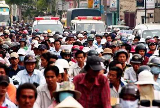 Bệnh nhân đau đớn trên xe cứu thương, người đi xe không nhường đường: Quan chức, chuyên gia y tế lên tiếng