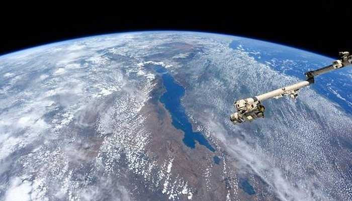 1/1: Nhà thiên văn học Terry W. Virts đăng lên tweeter của mình những hình của hồ Malawi nhìn từ trạm vũ trụ quốc tế của NASA