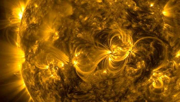 14/1: Những vòng phát sáng trên bề mặt của Mặt trời. Các vòng này bắt nguồn từ cực Bắc sau đó chuyển tới cực còn lại để hoàn thành một hình tròn. Bức ảnh chụp bởi Đài quan sát mặt trời của NASA