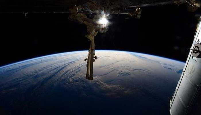 16/1: Bức ảnh ánh nắng mặt trời bắt đầu lan tỏa trên bề mặt Trái đất. Người chụp lại khoảnh khắc này là Butch Wilmore từ trạm vũ trụ quốc tế ISS