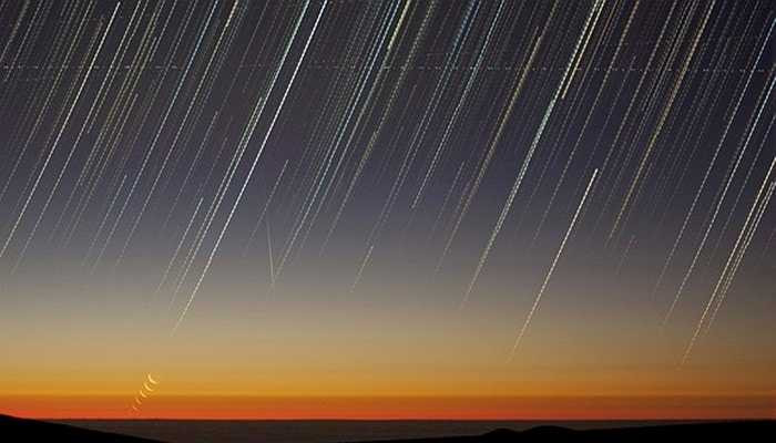 20/1: Trận mưa sao băng khá lớn được quan sát qua đài Paranal tại Chile khi mặt trăng (ở góc dưới bên trái) chưa lặn hẳn và ánh mặt trời đã lên tạo nên một khoảnh khắc vô cùng huyền ảo