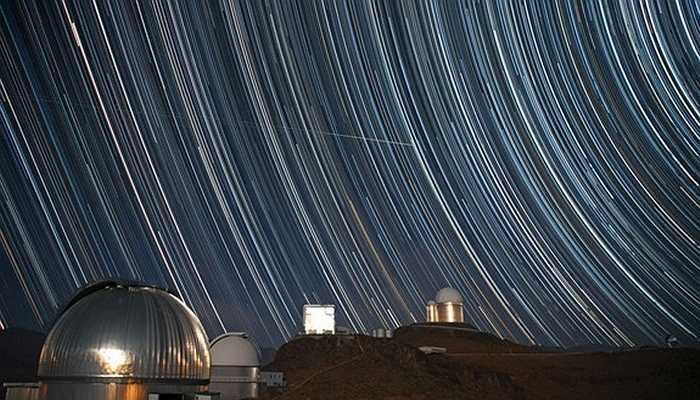 2/1: Những ngôi sao tạo nên đường cong trên bầu trời khu vực giữa Calama và Santiago, Chile. Hình ảnh chụp từ đài quan sát Nam Âu