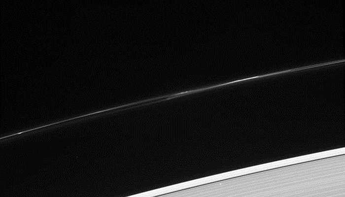 7/1: Một ngôi sao phát sáng nằm ngay bên ngoài vòng của sao Thổ. Bức ảnh chụp từ tàu vũ trụ Cassini 