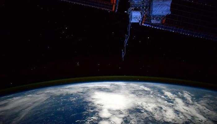 12/1: Nhà nghiên cứu vũ trụ của NASA, Terry Virts đăng tải bức hình chụp trạm vũ trụ quốc tế ISS. 