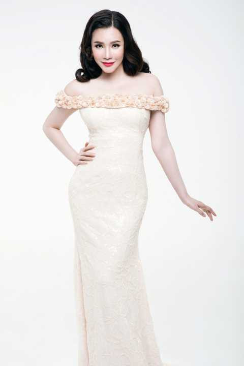 Năm 2014 vừa qua Hồ Quỳnh Hương quay trở lại với showbiz sau một quãng thời gian im ắng, đặc biệt trong vai trò giám khảo của chương trình Nhân tố bí ẩn, cô cũng nhận được rất nhiều tình cảm và sự ủng hộ của đông đảo khán giả. 