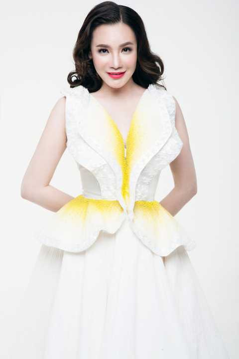 Còn nhớ, khi những khán giả ruột đến ủng hộ Hồ Quỳnh Hương tại buổi biểu diễn thi tốt nghiệp đại học thanh nhạc tại trường Đại học VHNT Quân đội và sau đó đưa lên youtube những video quay lại các bài thi. 