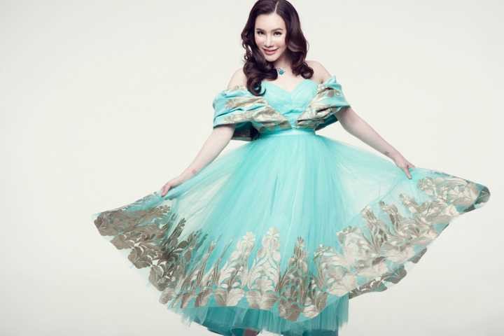 Chính khán giả đã truyền lửa cho Hồ Quỳnh Hương hào hứng muốn quay trở lại với sân khấu với những bài hát tình ca...