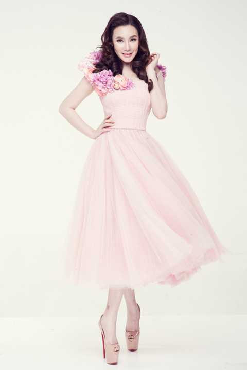 Quỳnh ra đời, lấy tên từ một ca khúc của nhạc sỹ Quốc Bảo và cũng là tên thường gọi của Hồ Quỳnh Hương làm chủ đề của concert 2015. Ca khúc sẽ gợi mở ra những câu chuyện mới mà Hồ Quỳnh Hương muốn kể. 