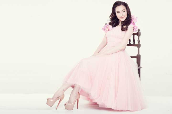 25 ca khúc trong chương trình được chia thành từng mảng đề tài và âm nhạc phong phú. Từ những ca khúc hit đình đám mang dấu ấn Hồ Quỳnh Hương cho đến những tác phẩm âm nhạc quốc tế kinh điển đòi hỏi kỹ thuật thanh nhạc điêu luyện, từ những ca khúc nhạc trẻ sôi động cho đến những bản nhạc xưa trữ tình lãng mạn.... 